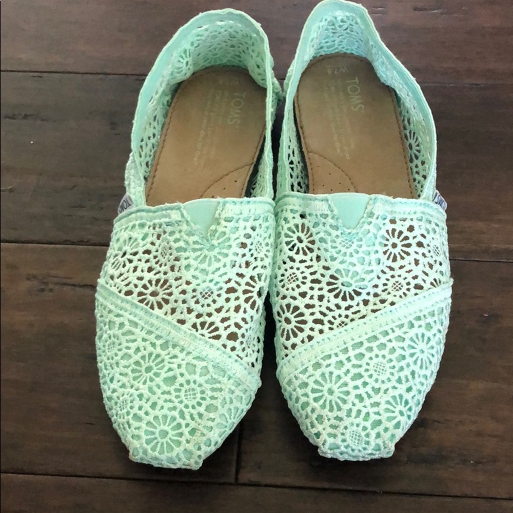 Tom’s flat shoes